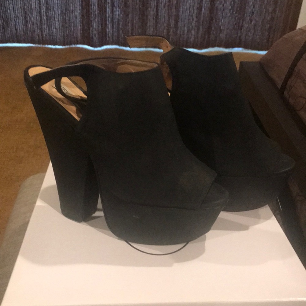 Shoes - Picture 2 of 3